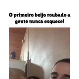 O primeiro beijo roubado a gente nunca esquece! Gfunnypets oficial - iFunny  Brazil