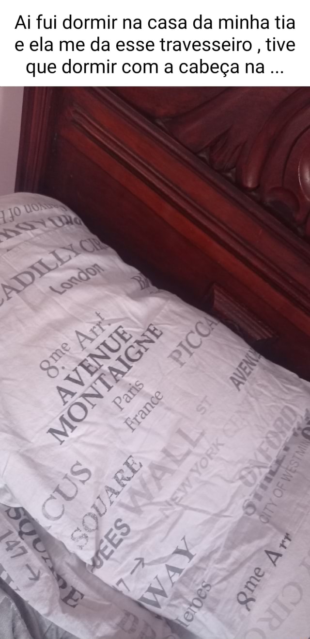 Ai fui dormir na casa da minha tia e ela me da esse travesseiro , tive que  dormir com a cabeça na ES, - iFunny Brazil