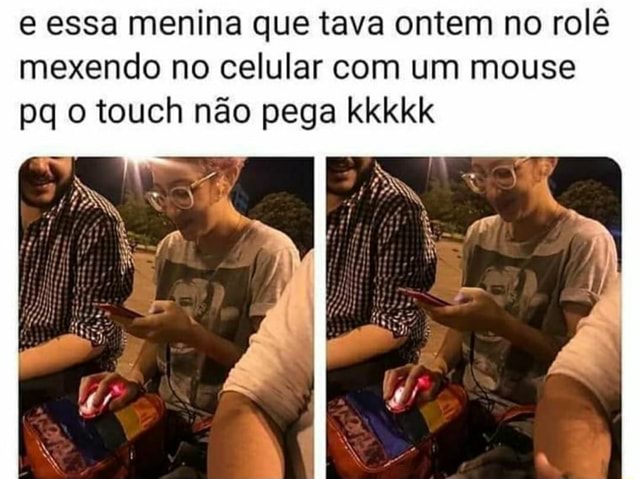 Menina Que Enrola Memes Engraçados Através Do Smartphone Que Ri E