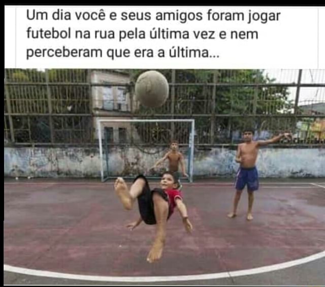 Jogando bola com os amigos na rua 