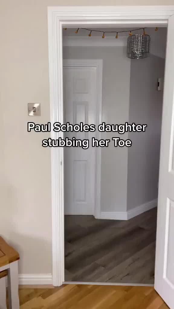 Paul Scholes daughter stubbing her Toe iFunny Brazil