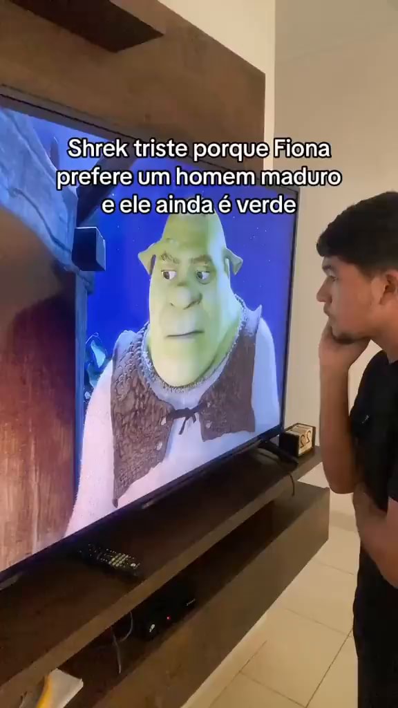 Shrek triste pq a fiona prefere um homem maduro e ele ainda é verde -  iFunny Brazil