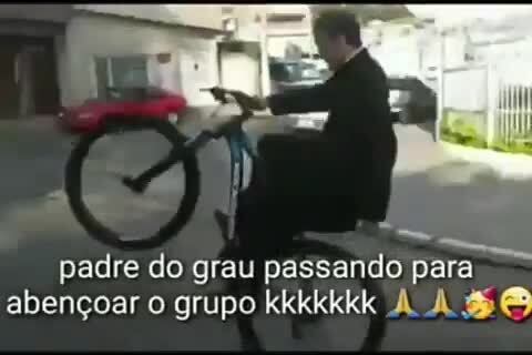 Padre dando o santo grau de bike ao v som de ameno - iFunny Brazil