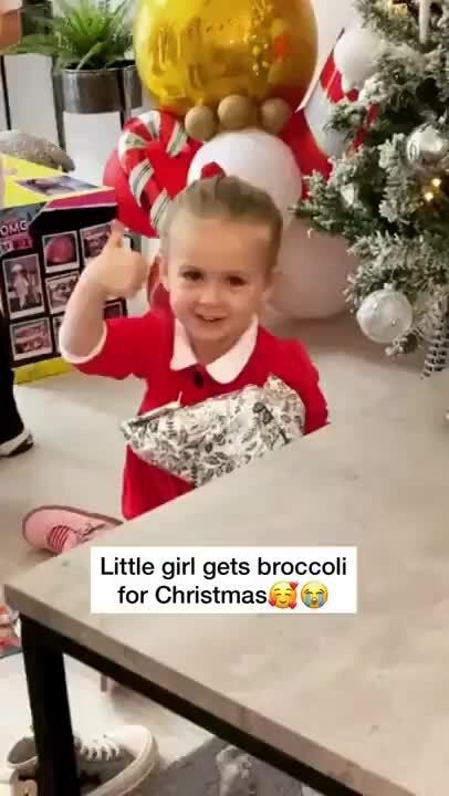 Little girl gets broccoli for Christmas, - iFunny Brazil